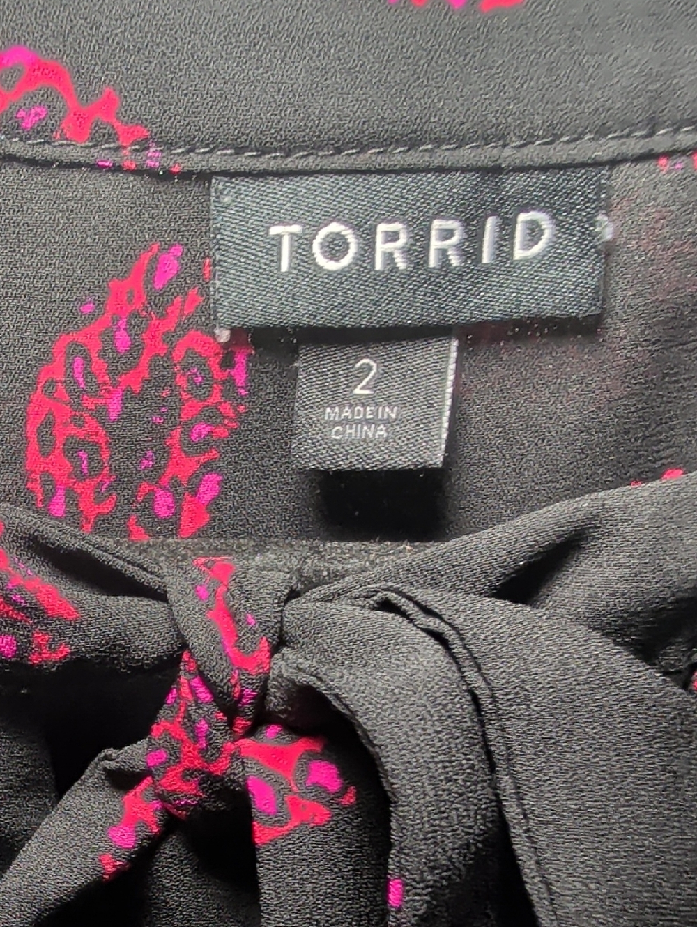 Torrid Georgette Bow Tie Blouse Black + Pink Lips Print Office Women's Size 2x - Picture 2 of 5